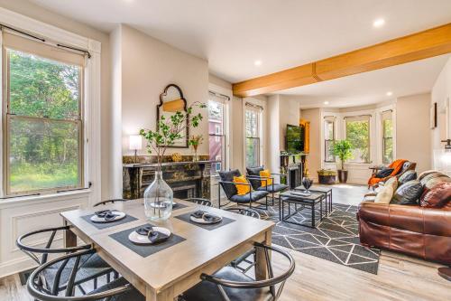 Chic Fineview Townhome 2 Mi to Downtown Pittsburgh in Pittsburgh, USA