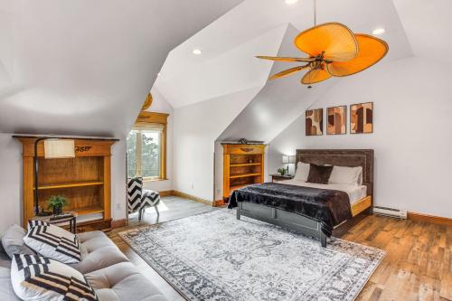 Chic Fineview Townhome 2 Mi to Downtown Pittsburgh in Pittsburgh, USA