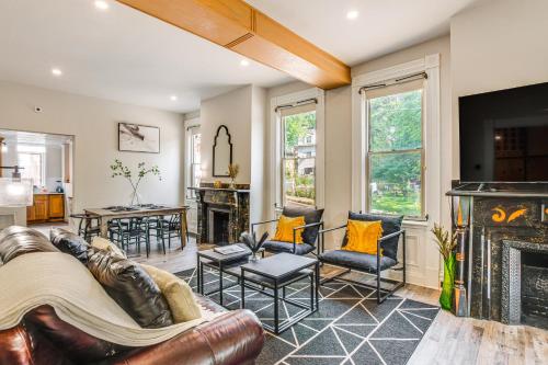 Chic Fineview Townhome 2 Mi to Downtown Pittsburgh in Pittsburgh, USA