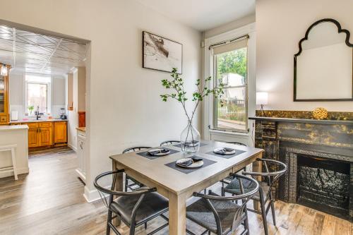 Chic Fineview Townhome 2 Mi to Downtown Pittsburgh in Pittsburgh, USA