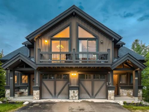 Luxury Ski In, Ski Out 3 Bedroom Townhome At The Snowflake Lift - Saddlewood Townhomes