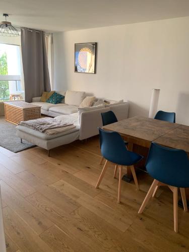 Paris grand et belle appartement banlieue in เชอวิลลี ลาอุย