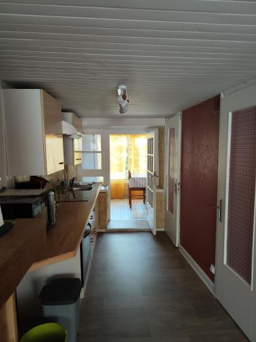 Konyha, La Maison d'Aurélie 4 à 6 personnes en Auvergne à Saint Remy sur Durolle (La Maison d'Aurelie 4 a 6 personnes en Auvergne a Saint Remy sur Durolle) in Saint-Rémy-sur-Durolle