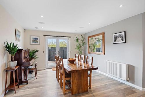 Luxury House with a Hot Tub book on Air Bee and Bee in נורז ברוויק