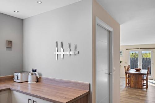 Luxury House with a Hot Tub book on Air Bee and Bee in נורז ברוויק