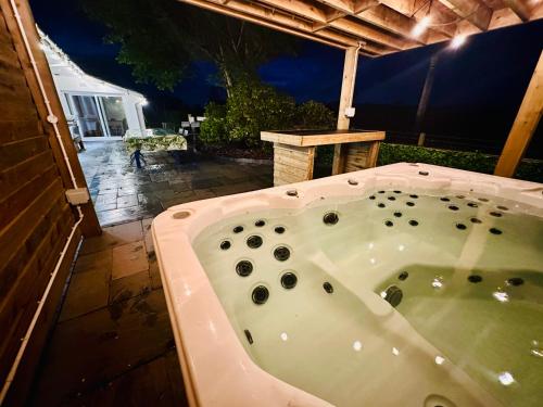 Alton Villa, Sleeps 12, Great for Families, Undercover Hotub & Games Room in Н'ювмілнс