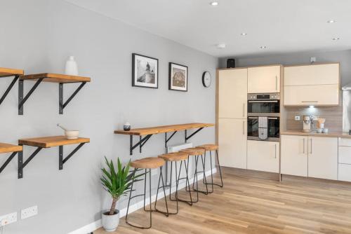 Luxury House with a Hot Tub book on Air Bee and Bee in נורז ברוויק