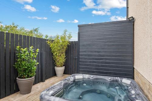 Luxury House with a Hot Tub book on Air Bee and Bee in נורז ברוויק