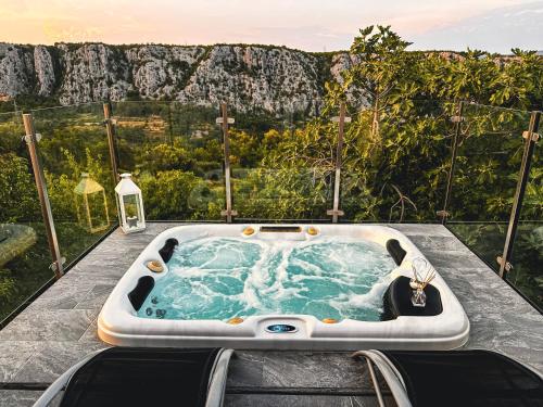 Balkons/terase, Summer House Nika with Jacuzzi in Slime