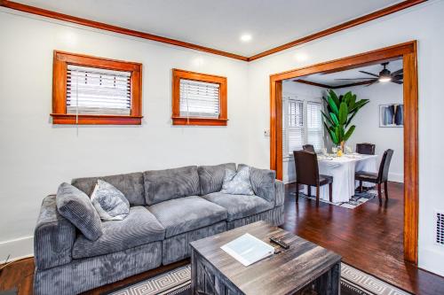 Amazing 3 bedroom home Steps, Airport, UofR, RIT, Strong in Rochester, USA
