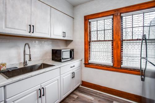 Amazing 3 bedroom home Steps, Airport, UofR, RIT, Strong in 알 앤드 케이 스카이렌치 에어포트
