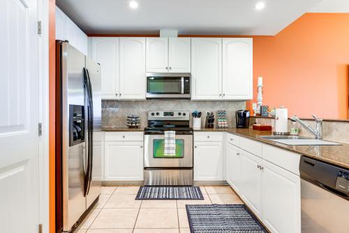 Lake LBJ Condo w/ Private Balcony, Lake Views in Horseshoe Bay (TX)