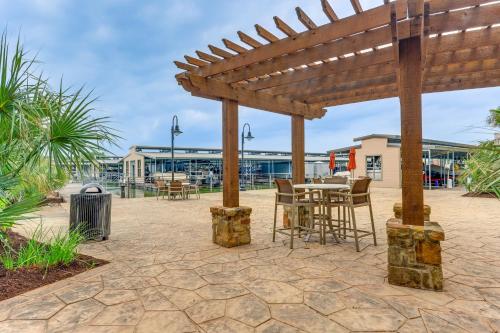 Lake LBJ Condo w/ Private Balcony, Lake Views in Horseshoe Bay (TX)