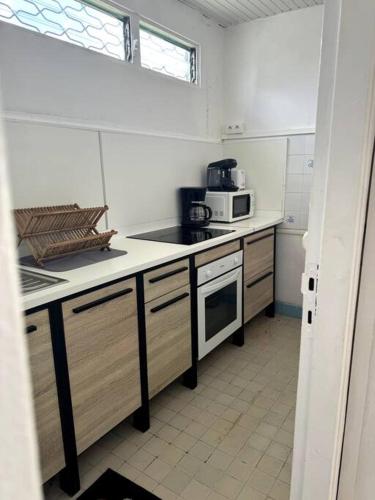 bucătărie, Maison authentique à 300m de la plage (Maison authentique a 300m de la plage) in Sainte-Anne