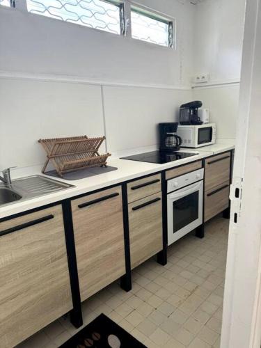 bucătărie, Maison authentique à 300m de la plage (Maison authentique a 300m de la plage) in Sainte-Anne