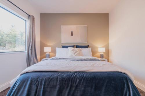 Galaxy 3BR Modern Home with Fireplace Outdoor Spa