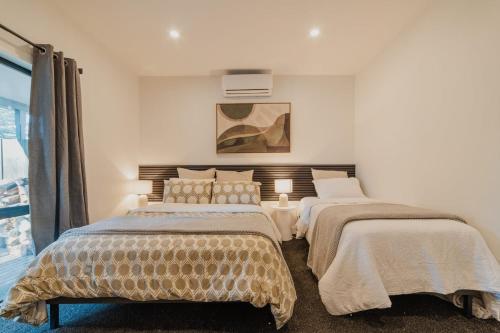 Galaxy 3BR Modern Home with Fireplace Outdoor Spa, Twizel