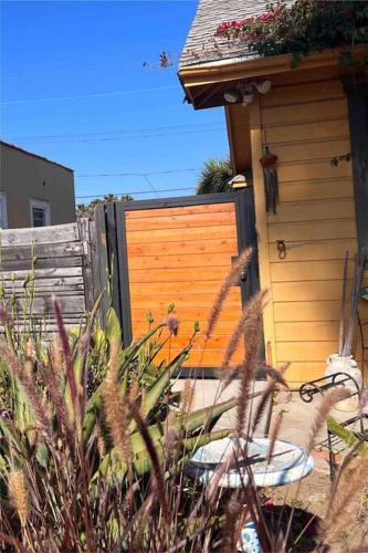 Lovely Little Cottage Close to Forum,Sofi,LAX in Los Angeles, USA