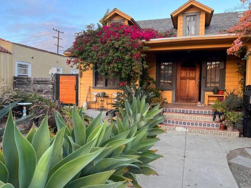 Lovely Little Cottage Close to Forum,Sofi,LAX in Los Angeles, USA