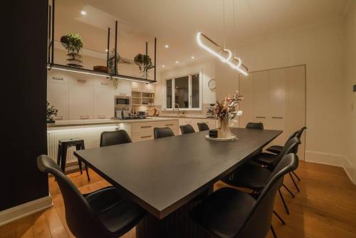 Bel Air Mansion - Sleeps 15 Villa in Fendalton