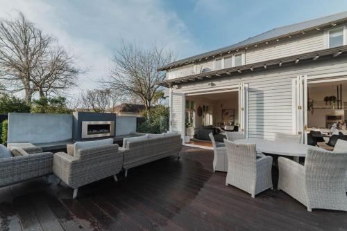 Bel Air Mansion - Sleeps 15 Villa in Fendalton