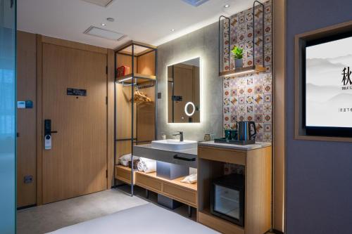 Family Room image 1