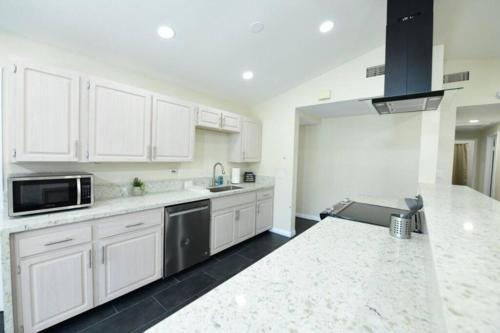 Kitchen, Sunny San Diego, Entire home, Pool, Free Parking, BBQ, Pets allowed, family neighborhood! in Serra Mesa
