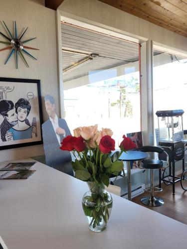 บริการและสิ่งอำนวยความสะดวก, Atomic Motel in แอสโตเรีย (OR)