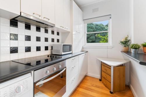 Comfy One-Bedroom Unit Between City and Airport