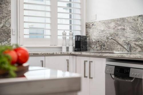 Central Chic & Cool Carlton Apartment on Elgin St