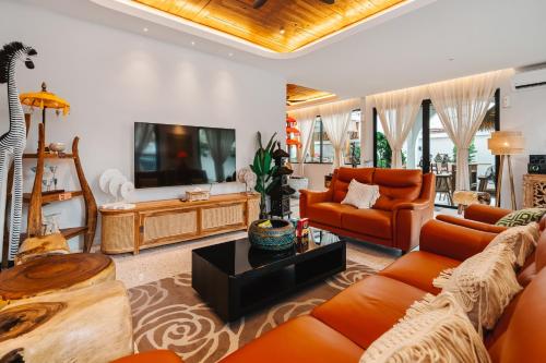 Shared lounge/TV area, The Umane Luxury Balinese Private Pool Villa 5BR in Klebang
