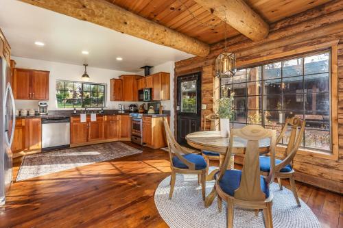 Log Cabin sleeps 20 with hot tub, EV Charger, firepit in Ahwahnee (CA)