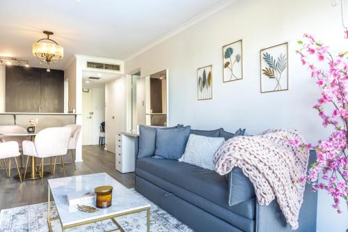 Boutique 1-Bed Apartment Close to Train and Shops - image 4