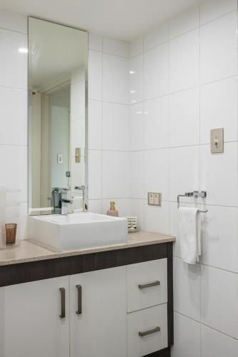 Boutique 1-Bed Apartment Close to Train and Shops - image 9