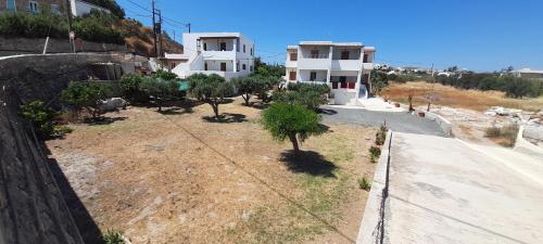 Με θέα τον όρμο της Βάρης, Vari (fotografie 2)