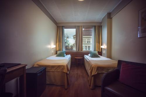 Standard Twin Room image 3