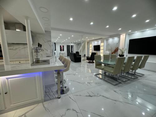 Maison de standing centre ville historique gîte à louer Baudemont