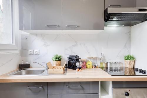 Kitchen, Appartement - 4 personnes - Parking Prive - Metro 7 - Rer B in La Courneuve