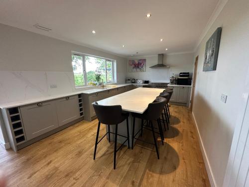 Alton Villa, Sleeps 12, Great for Families, Undercover Hotub & Games Room in Н'ювмілнс