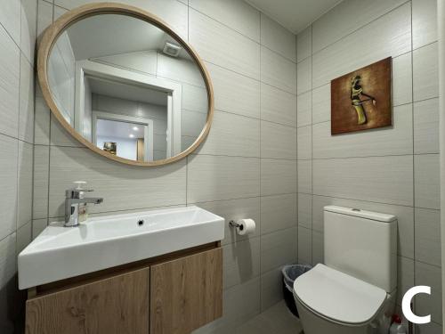 NO PARTY ALLOWED, Entire Brand New 3 bedroom townhouse, free unlimited fibre wifi and free parking NO PARTY ALLOWED, Entire Brand New 3 bedroom townhouse, free unlimited fibre wifi and free parking