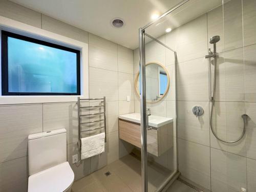 NO PARTY ALLOWED, Entire Brand New 3 bedroom townhouse, free unlimited fibre wifi and free parking NO PARTY ALLOWED, Entire Brand New 3 bedroom townhouse, free unlimited fibre wifi and free parking