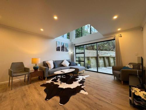 Guestroom, NO PARTY ALLOWED, Entire Brand New 3 bedroom townhouse, free unlimited fibre wifi and free parking in North Wellington