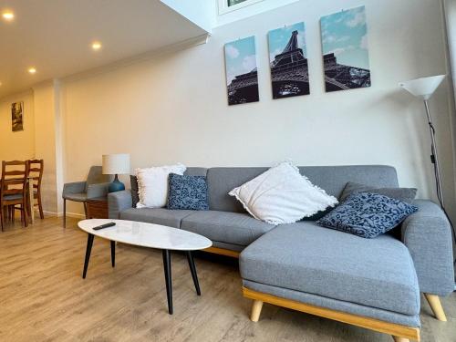 NO PARTY ALLOWED, Entire Brand New 3 bedroom townhouse, free unlimited fibre wifi and free parking NO PARTY ALLOWED, Entire Brand New 3 bedroom townhouse, free unlimited fibre wifi and free parking