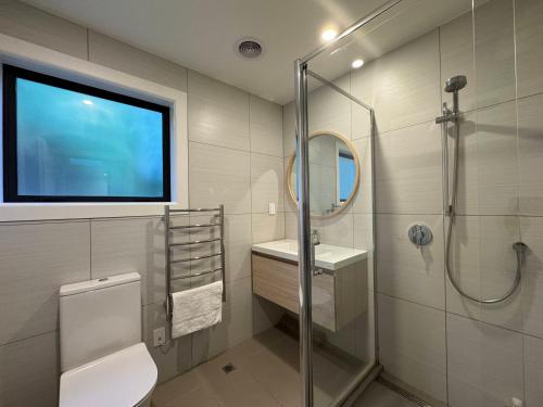 NO PARTY ALLOWED, Entire Brand New 3 bedroom townhouse, free unlimited fibre wifi and free parking NO PARTY ALLOWED, Entire Brand New 3 bedroom townhouse, free unlimited fibre wifi and free parking