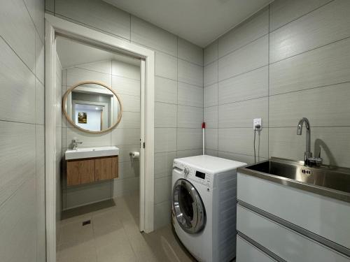 NO PARTY ALLOWED, Entire Brand New 3 bedroom townhouse, free unlimited fibre wifi and free parking NO PARTY ALLOWED, Entire Brand New 3 bedroom townhouse, free unlimited fibre wifi and free parking