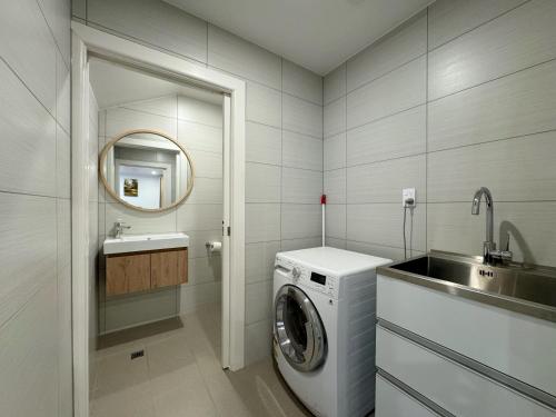 NO PARTY ALLOWED, Entire Brand New 3 bedroom townhouse, free unlimited fibre wifi and free parking NO PARTY ALLOWED, Entire Brand New 3 bedroom townhouse, free unlimited fibre wifi and free parking