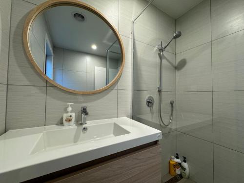 NO PARTY ALLOWED, Entire Brand New 3 bedroom townhouse, free unlimited fibre wifi and free parking NO PARTY ALLOWED, Entire Brand New 3 bedroom townhouse, free unlimited fibre wifi and free parking