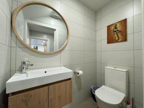 NO PARTY ALLOWED, Entire Brand New 3 bedroom townhouse, free unlimited fibre wifi and free parking NO PARTY ALLOWED, Entire Brand New 3 bedroom townhouse, free unlimited fibre wifi and free parking