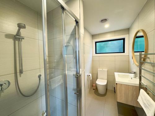 NO PARTY ALLOWED, Entire Brand New 3 bedroom townhouse, free unlimited fibre wifi and free parking NO PARTY ALLOWED, Entire Brand New 3 bedroom townhouse, free unlimited fibre wifi and free parking