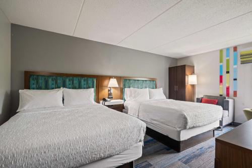 2 queen beds